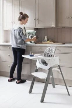 Stokke Steps™ Hochstuhl, Sitz White Inkl. Beine Buchenholz, Hazy Grey -Stokke Verkauf 16075306 03