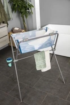 Stokke Flexi Bath® Faltbare Badewanne Mit Hitzeempfindlichem Stöpsel, Transparent Blue Mit Stand Badewannenständer, Grey -Stokke Verkauf 19553560 03